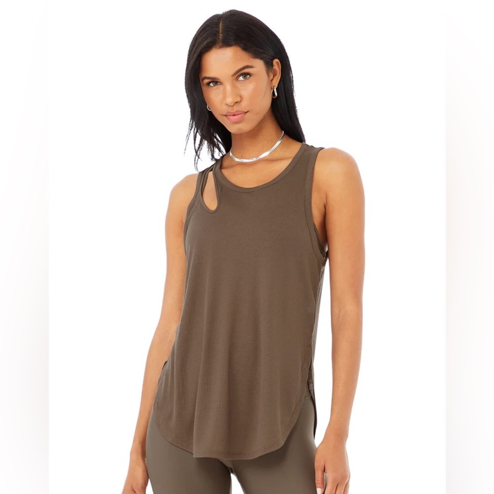 Alo Yoga - Ribbed Peak Tank 
Color- Hot Cocoa